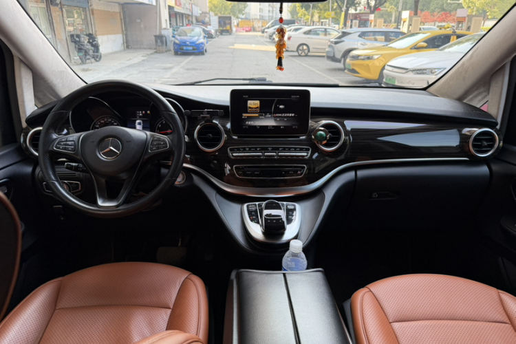 奔驰V级 2018款 V 260 领航版 国VI中控内饰7007