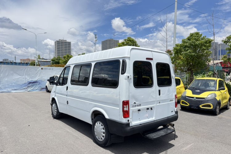 江铃 特顺 2017款 2.8T商运型短轴中顶6/7/8座JX493车身外观6013