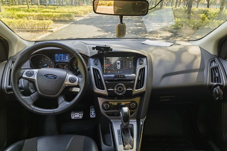 福特 福克斯 2012款 三厢 1.6L 自动风尚型中控内饰7004