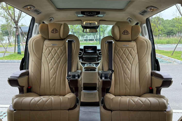 奔驰V级 2018款 V 260 L 尊贵加长版 国VI中控内饰7013