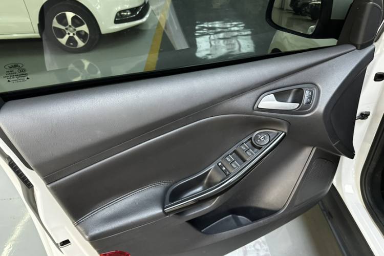 福特 福克斯 2017款 两厢 1.6L 自动风尚型智行版中控内饰7007