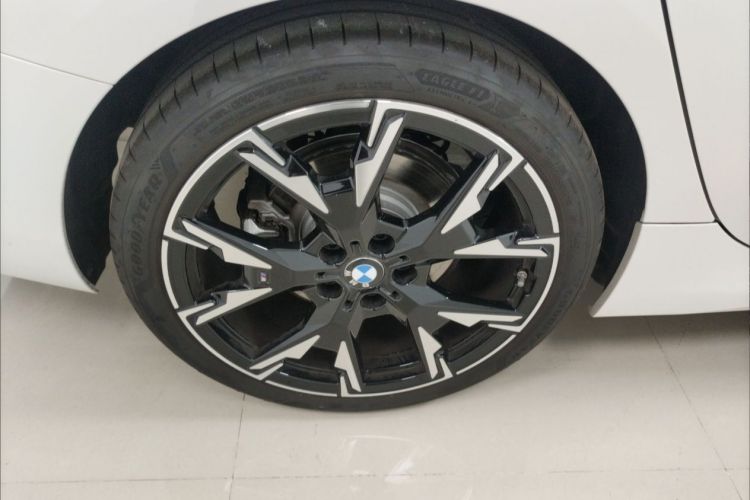 宝马2系 2025款 225L M运动曜夜套装车身外观6010