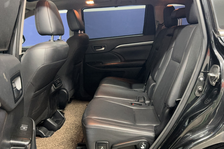 丰田 汉兰达 2018款 2.0T 四驱至尊版 7座 国V中控内饰7002