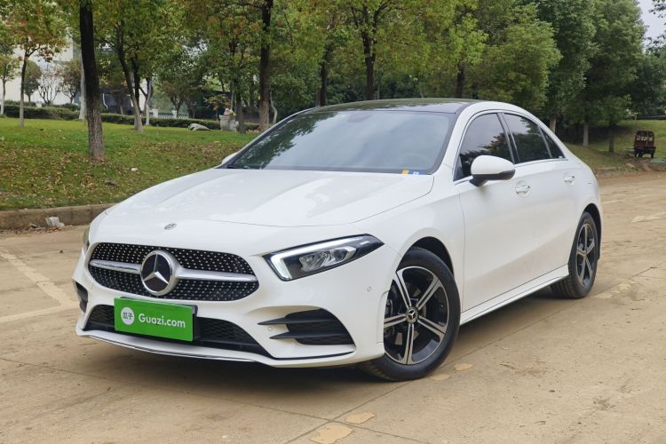 奔驰A级 2022款 改款三 A 200 L 运动轿车时尚型车身外观1