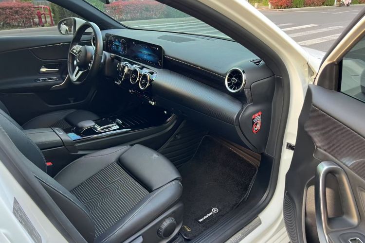 奔驰A级(进口) 2019款 A 200 动感型中控内饰7003