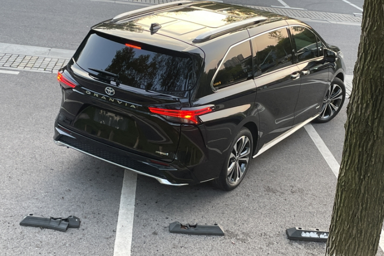 丰田 格瑞维亚 2022款 2.5L混动 尊爵版车身外观6005