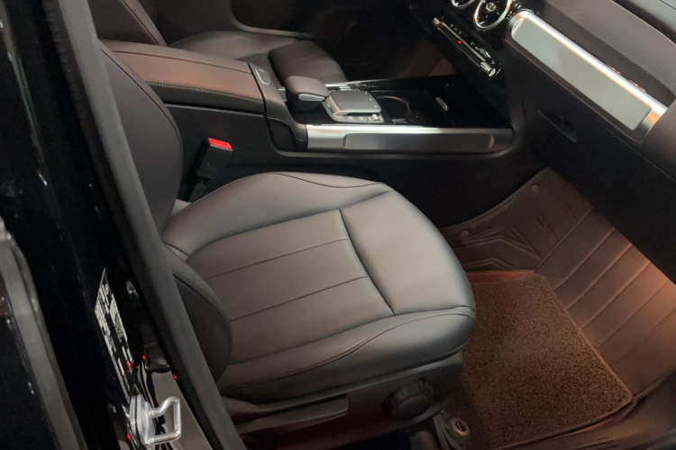 奔驰GLB 2023款 改款 GLB 200 时尚型局部细节41