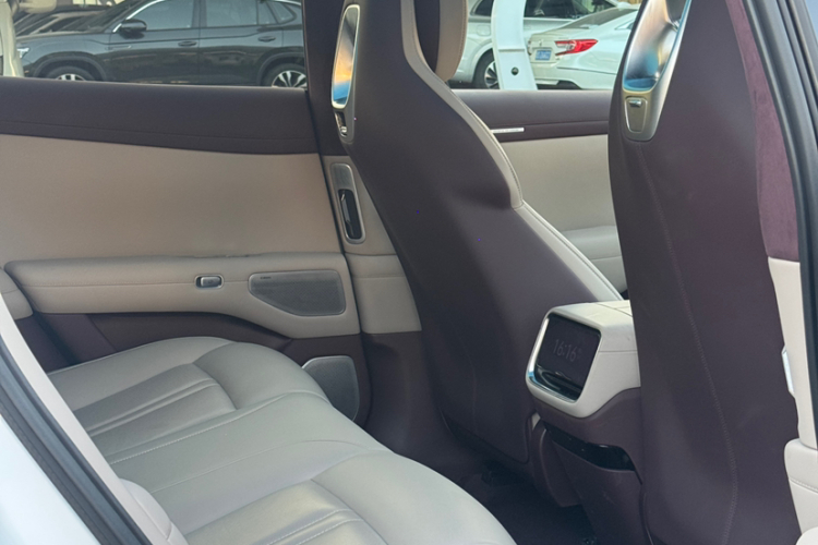 小米汽车 小米YU7 2025款 超长续航高性能四驱Max版中控内饰7004