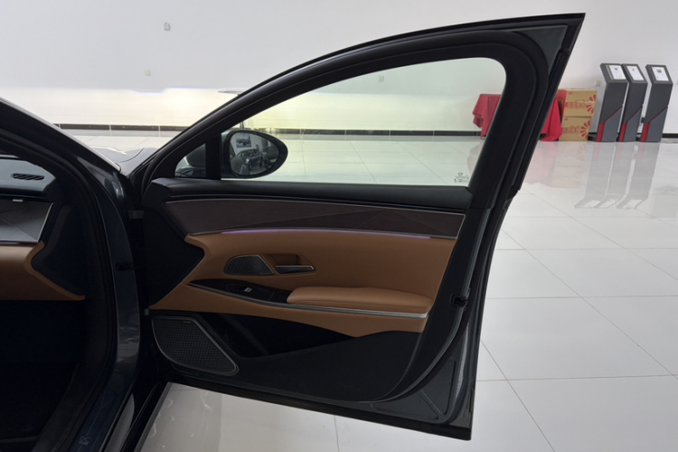 比亚迪 汉L 2025款 DM-p 四驱激光雷达旗舰型中控内饰7005