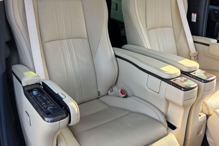 丰田 威尔法 2021款 皇冠 双擎 2.5L HV至尊版局部细节9003