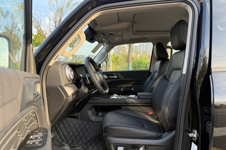 坦克300 2025款 2.4T 柴油版中控内饰7001