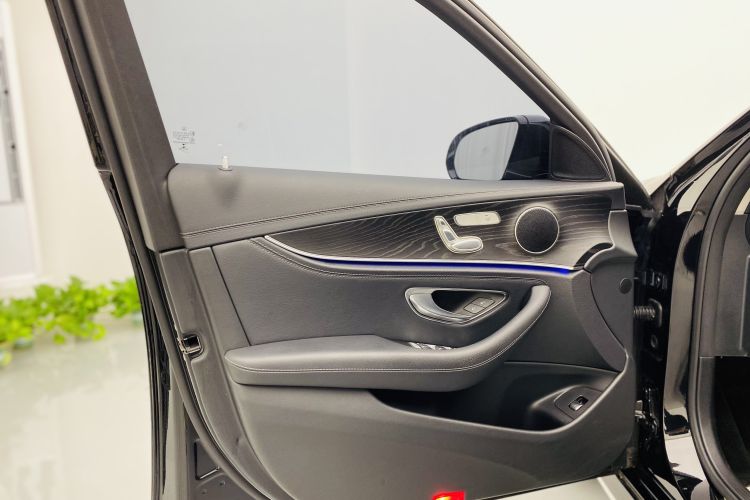 奔驰E级 2019款 E 260 L 运动型中控内饰7010