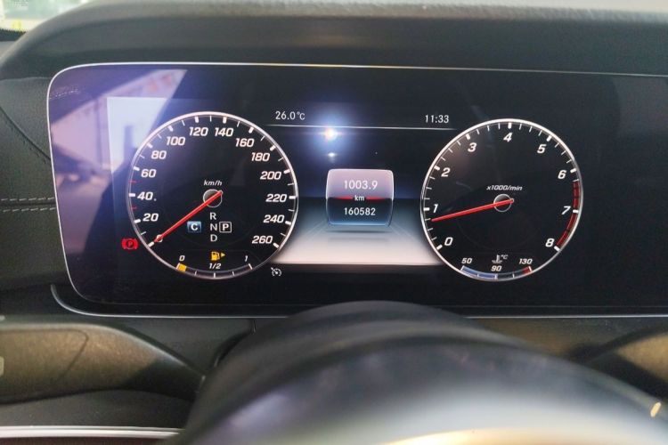 奔驰E级 2019款 E 200 L 运动型中控内饰15