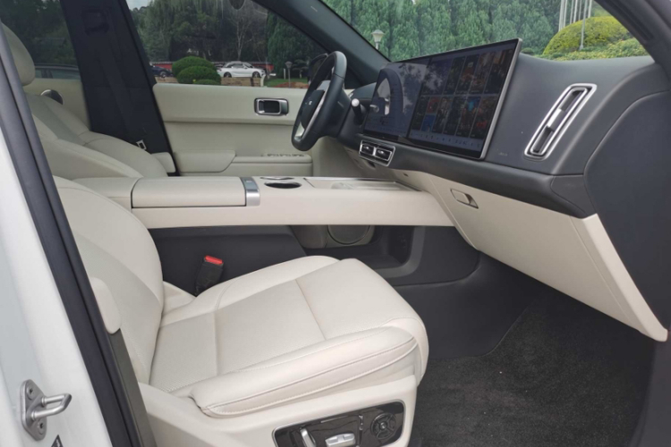 理想汽车 理想L7 2024款 Ultra中控内饰7004