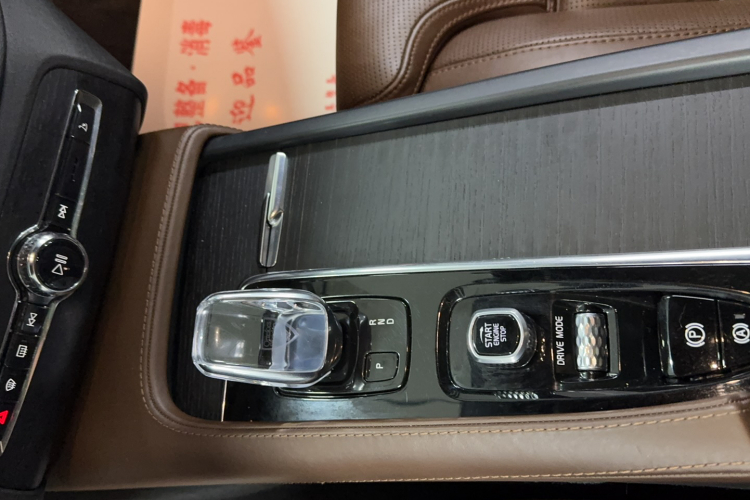 沃尔沃XC90新能源 2021款 E驱混动 T8 智尊豪华版 7座中控内饰7006