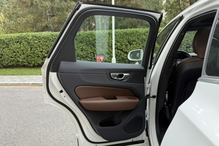 沃尔沃XC60 2025款 B5 四驱智远豪华版中控内饰7011