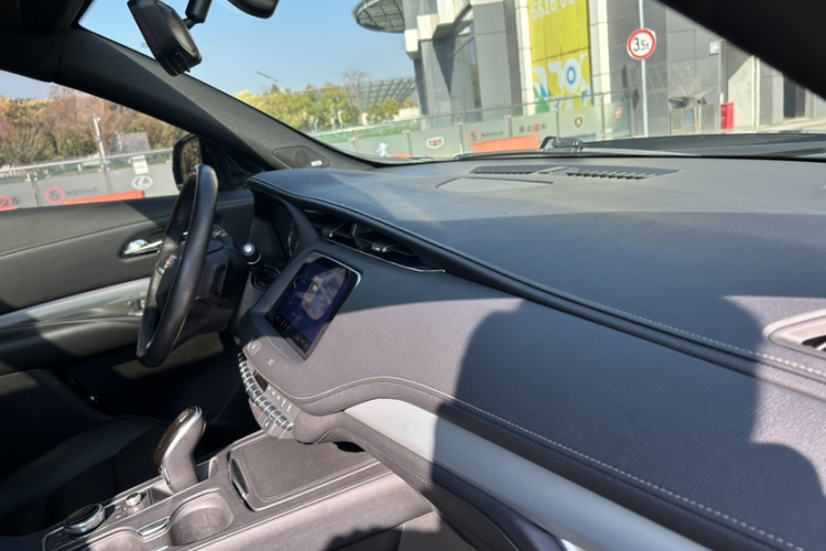 凯迪拉克XT4 2020款 28T 两驱领先型中控内饰7009