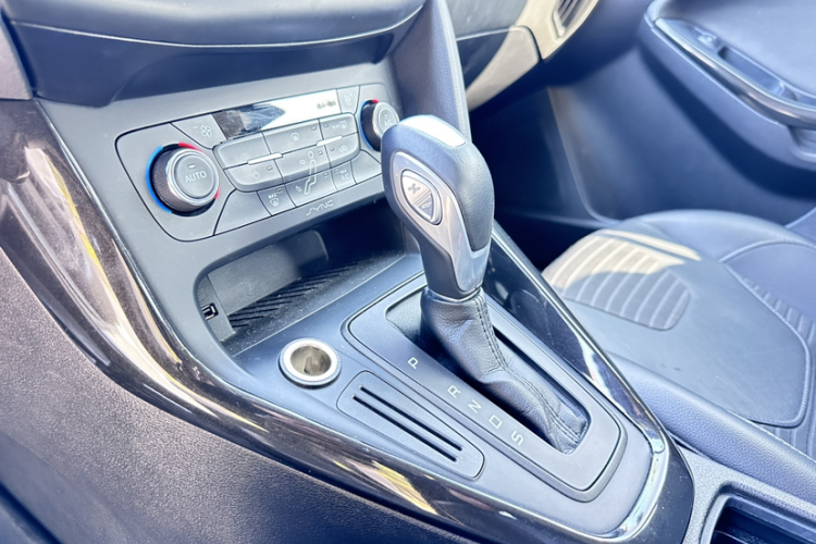 福特 福克斯 2015款 两厢 1.6L 自动风尚型中控内饰7008