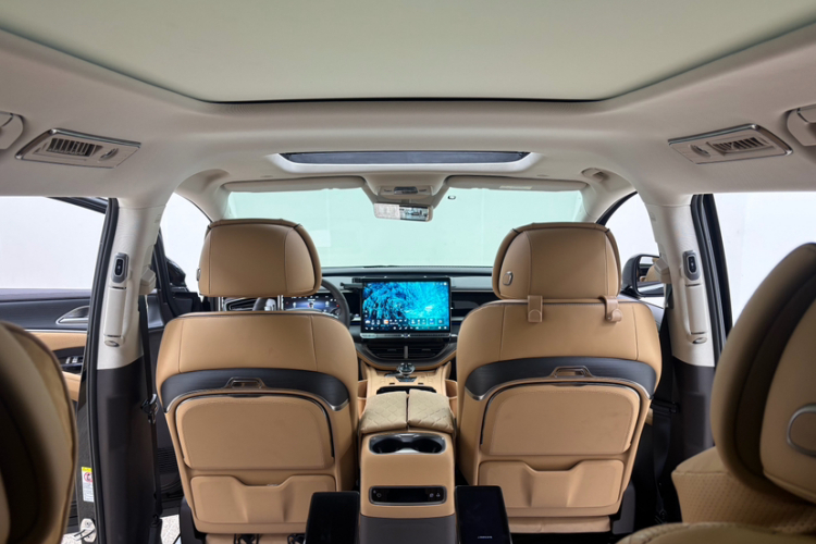 腾势D9 2024款 DM-i 980 四驱尊荣型中控内饰7001