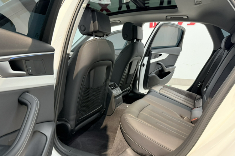 奥迪A4L 2020款 40 TFSI 豪华致雅型中控内饰7009