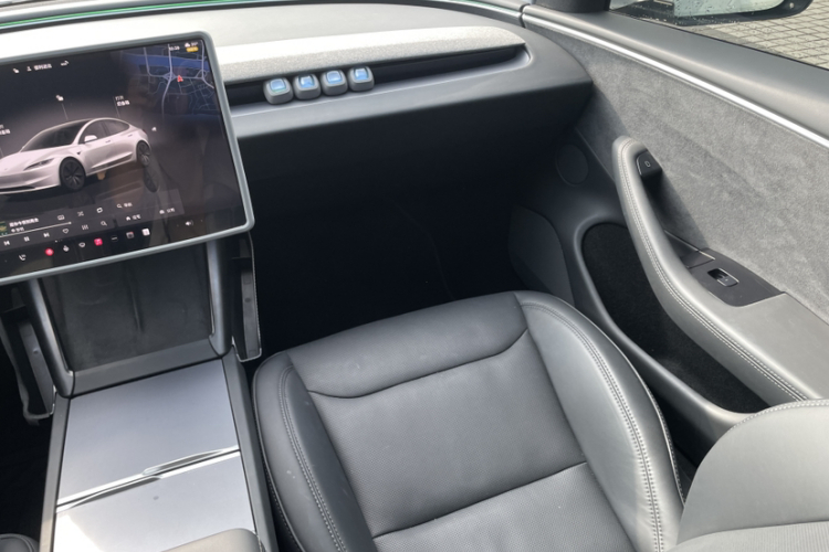 特斯拉 Model 3 2023款 长续航全轮驱动版中控内饰7011