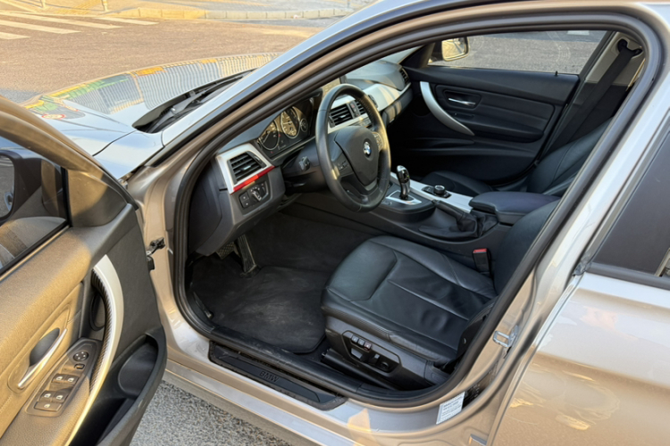 宝马3系 2014款 320i 时尚型局部细节19