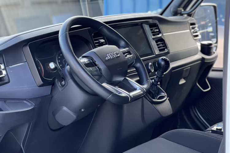 江铃福顺 2023款 2.0T 手动短轴低顶商运型多功能乘用车6座 双开尾门中控内饰7001