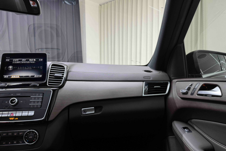 奔驰GLE 2019款 GLE 320 4MATIC 动感型臻藏版局部细节9006