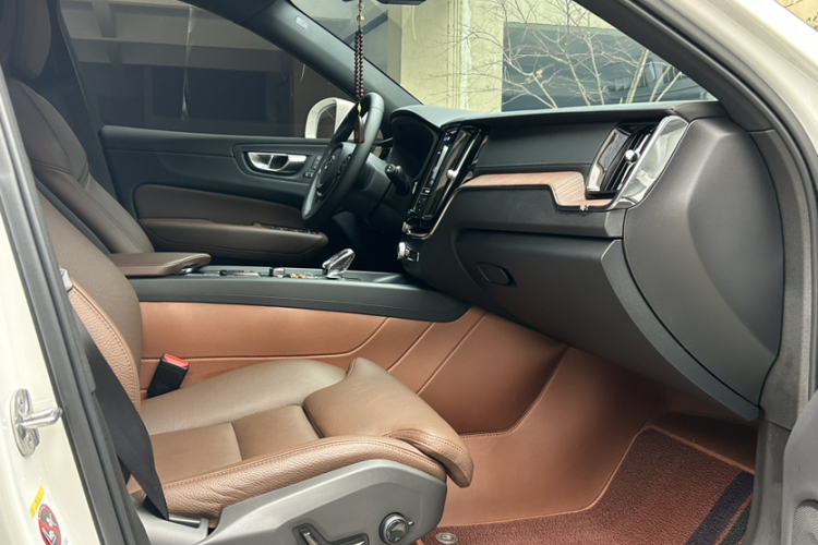 沃尔沃XC60 2025款 B5 四驱智远豪华版中控内饰7001