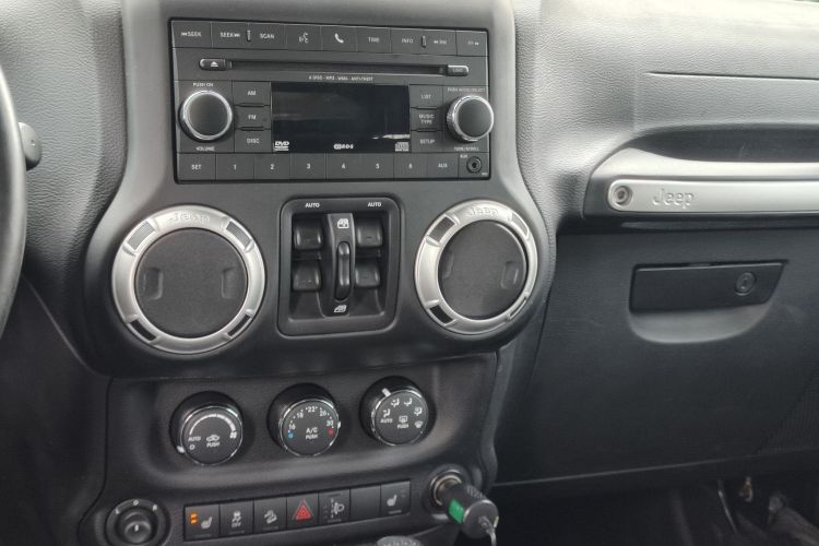 Jeep 牧马人 2015款 3.0L Sahara 四门舒享版中控内饰7007