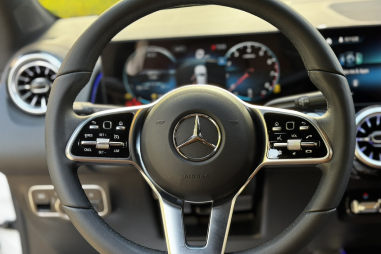 奔驰GLB 2023款 GLB 220 动感型中控内饰7008