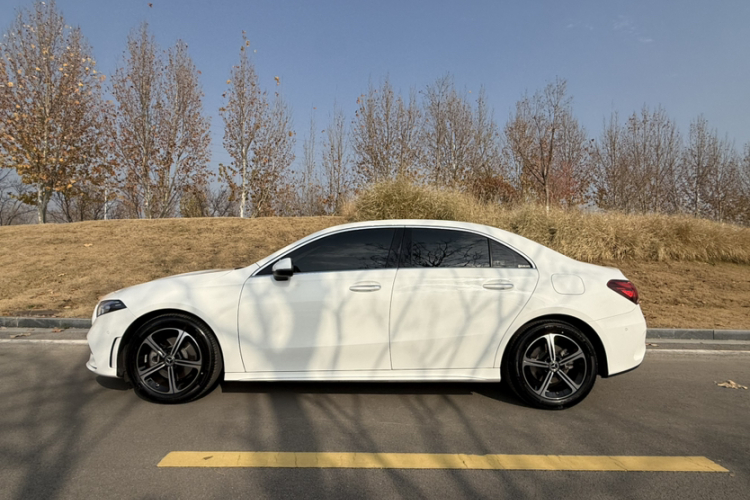 奔驰A级 2022款 改款三 A 200 L 运动轿车时尚型车身外观6006