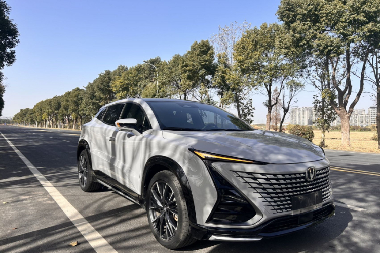 长安UNI-T 2023款 第二代 1.5T 尊贵型车身外观6009