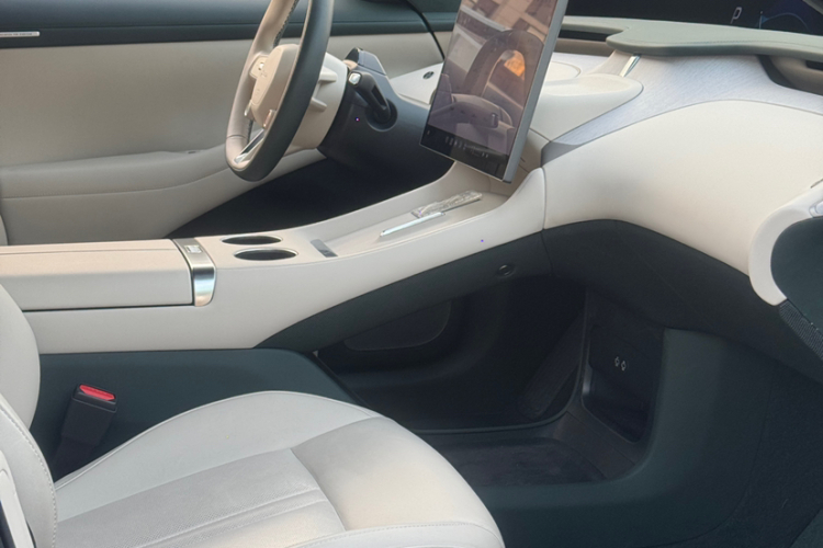 小米汽车 小米YU7 2025款 超长续航高性能四驱Max版中控内饰7004