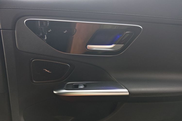 奔驰C级 2022款 改款 C 200 L 运动版局部细节9006