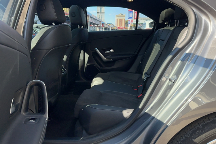 奔驰A级 2021款 A 200 L 运动轿车时尚型中控内饰7001