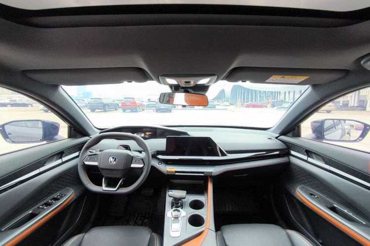 长安UNI-V 2022款 1.5T 尊贵型中控内饰7010