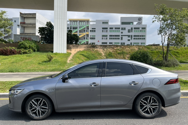 比亚迪 秦PLUS 2023款 冠军版 DM-i 55KM超越型车身外观6006