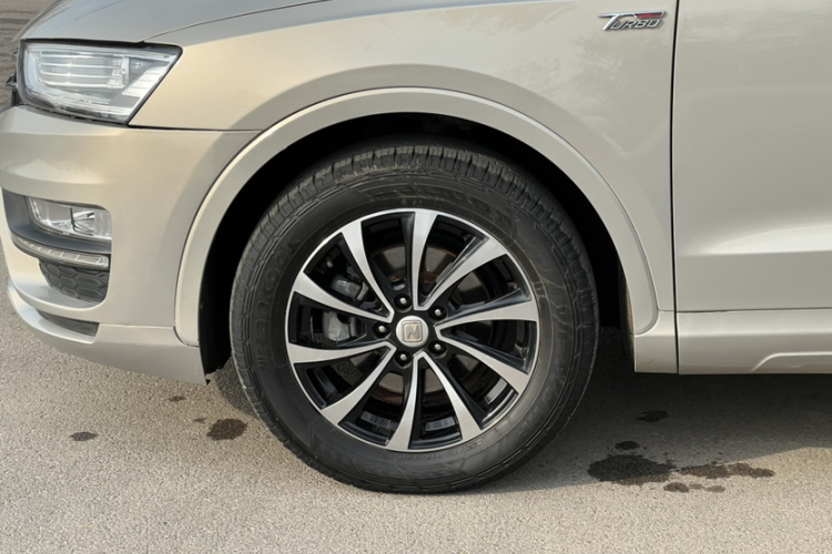 众泰SR7 2016款 1.5T CVT魔方之心版 国IV车身外观6001