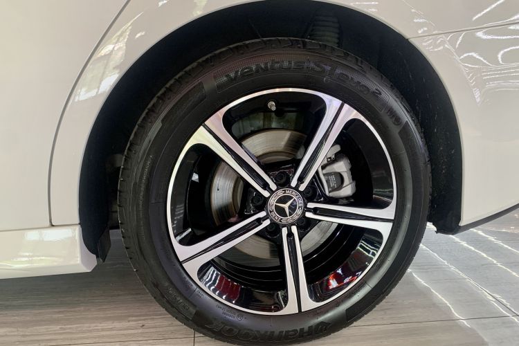 奔驰A级 2022款 改款二 A 200 L 运动轿车时尚型车身外观6005