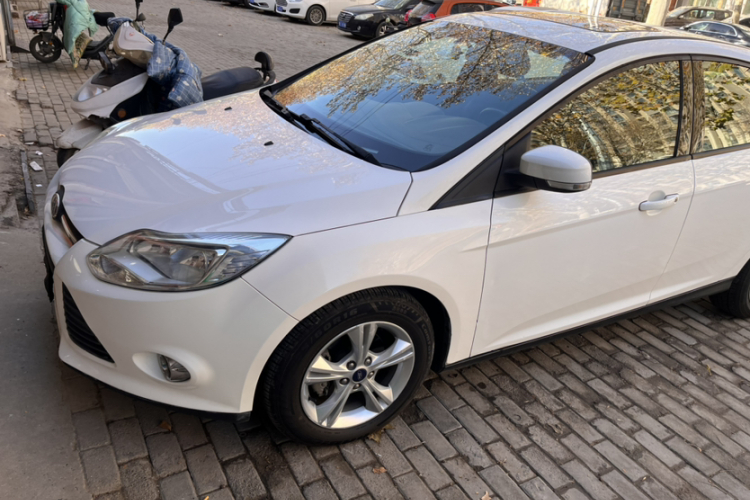 福特 福克斯 2012款 两厢 1.6L 自动风尚型车身外观6004