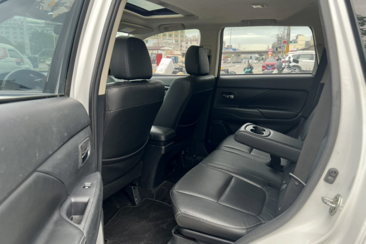 三菱 欧蓝德 2018款 2.0L 两驱荣耀版 5座中控内饰7009