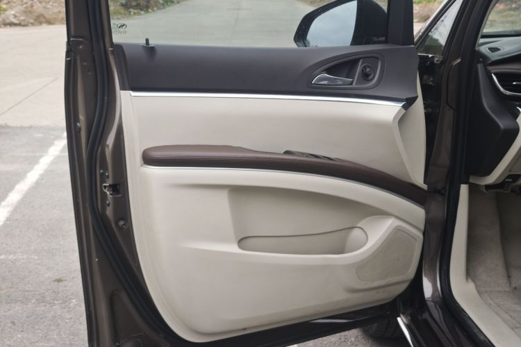 别克GL8 2023款 陆上公务舱 舒适型中控内饰7008