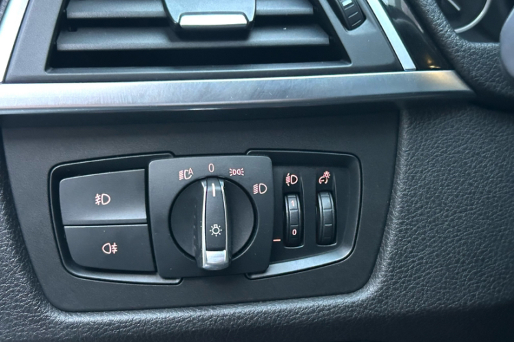 宝马3系GT 2019款 320i 时尚型中控内饰7005