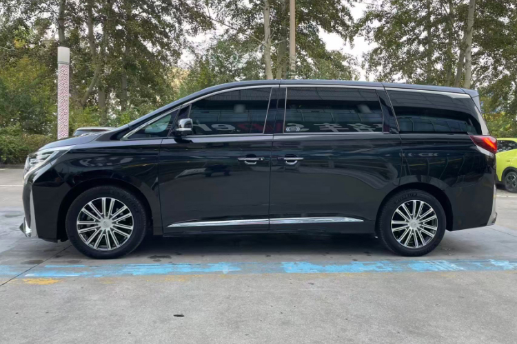 广汽传祺 传祺M8 2023款 领秀系列 390T 尊贵版车身外观6002