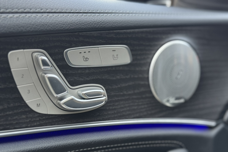 奔驰E级 2019款 改款 E 300 L 运动豪华型中控内饰7003