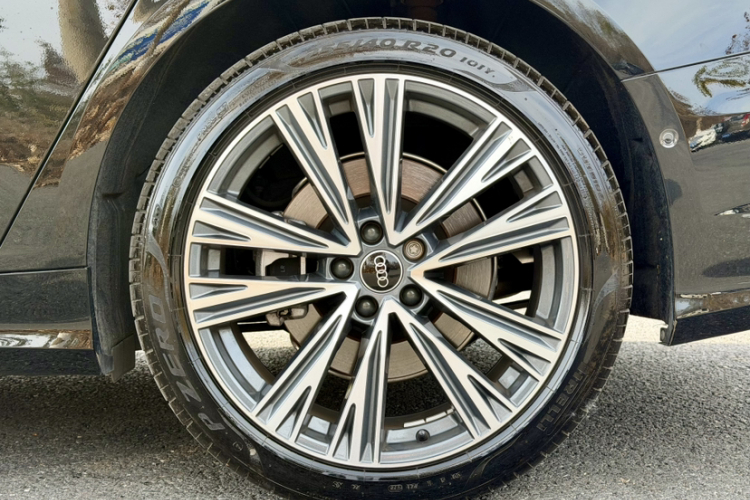 奥迪A6L 2023款 改款 55 TFSI quattro 尊享动感型车身外观6008