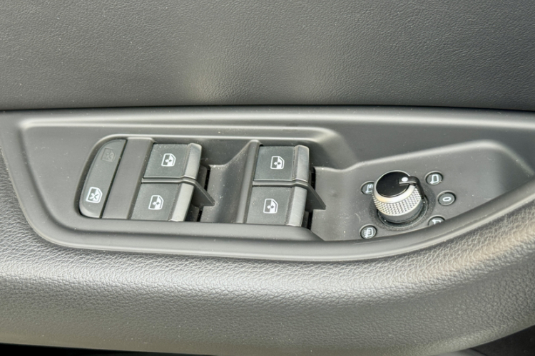 奥迪A4L 2020款 40 TFSI 豪华动感型局部细节9007