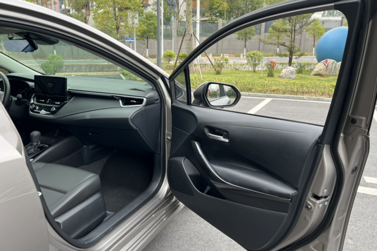 丰田 卡罗拉 2023款 1.8L 智能电混双擎 精英版中控内饰7005