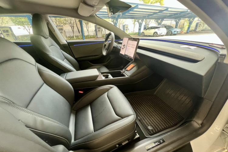 特斯拉 Model 3 2025款 后轮驱动版中控内饰7002